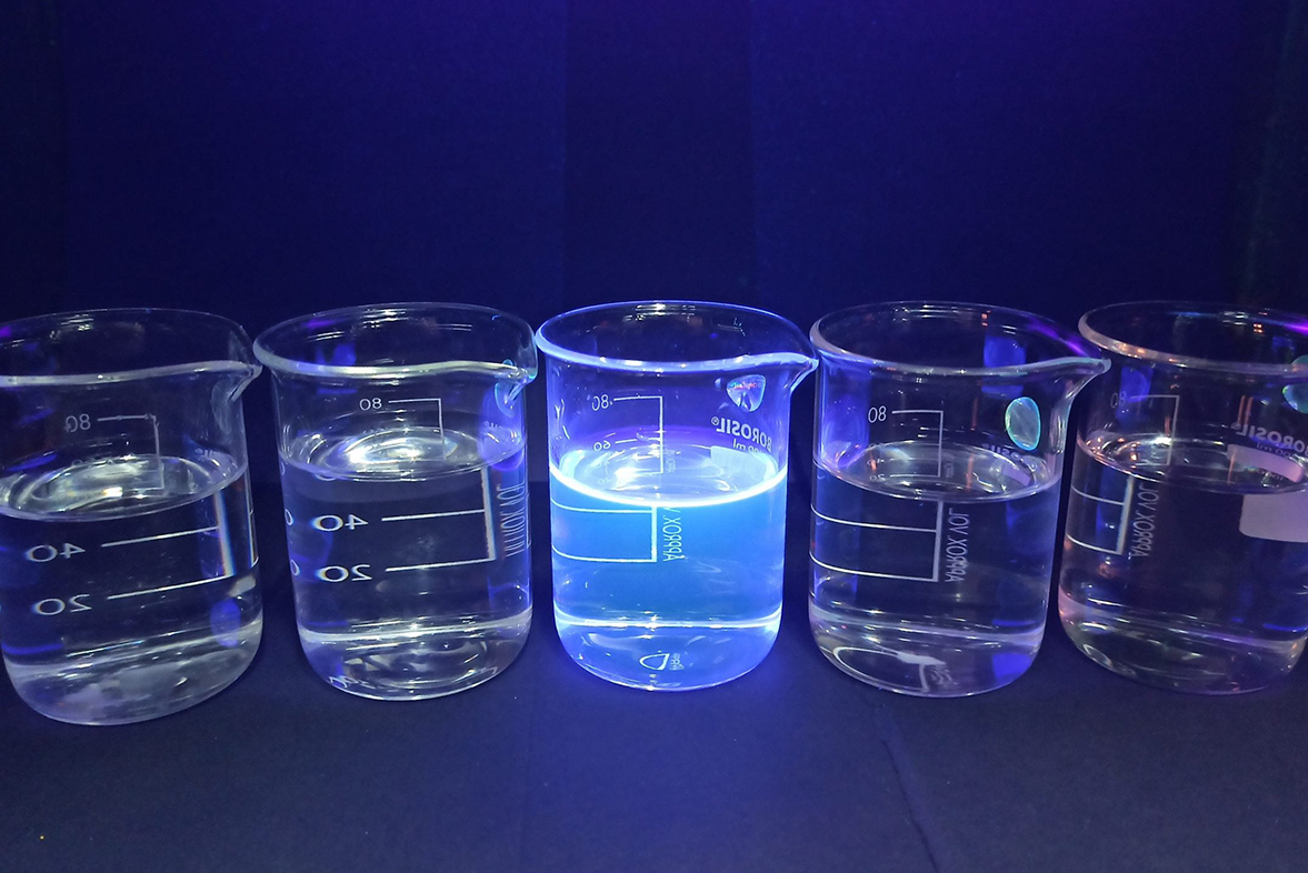 Tracer dyes for water treatment and spray tracking