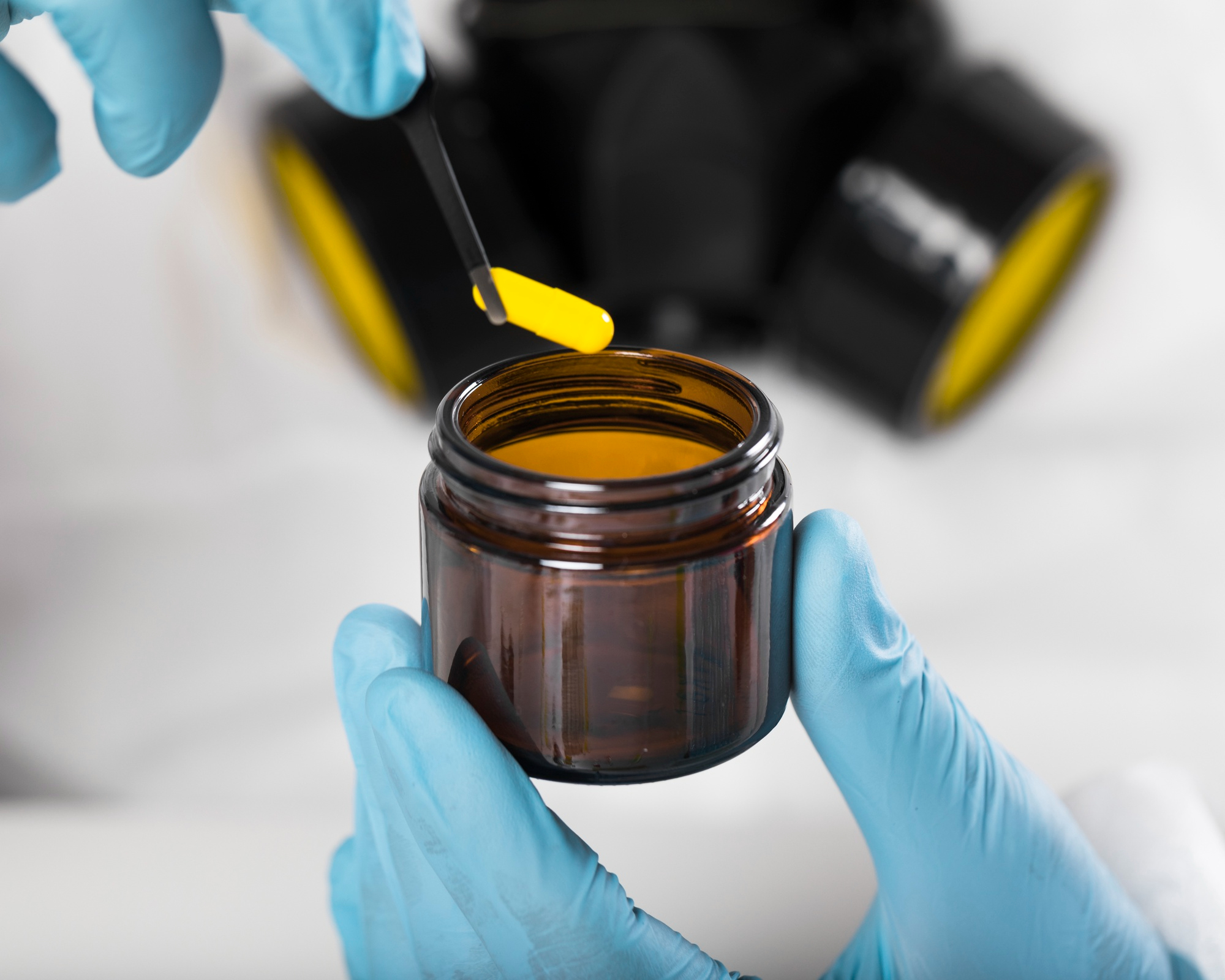Bright yellow cosmetic pigment for makeup formulations