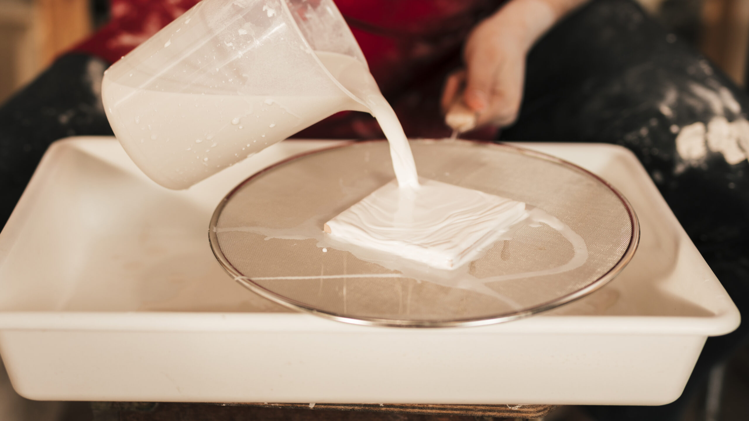 pH control in synthetic dyeing process